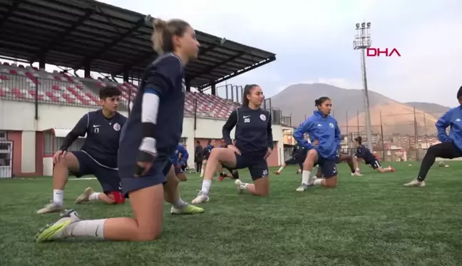 HAKKARİ'NİN KADIN FUTBOL TAKIMI YENİ KADROSUYLA YEŞİL SAHALARDA