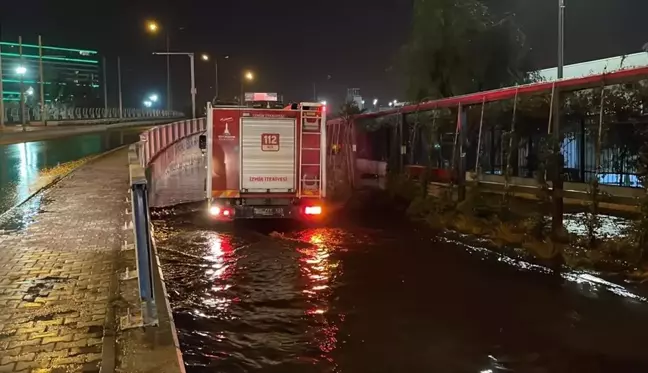 İzmir'de sağanak nedeniyle evler ve iş yerleri su altında kaldı