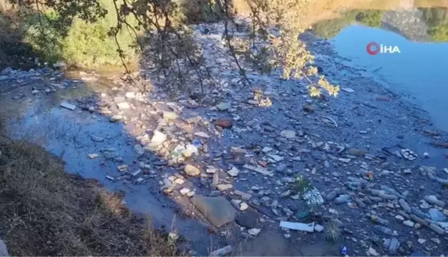 Derelere atılan çöpler denize ulaştı