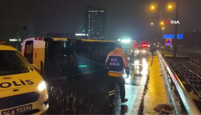 Bağcılar'da minibüs bariyerlere çarpıp devrildi: 1 ölü, 1 yaralı