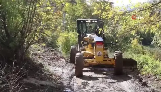 Kozan'da kapanan yollar iş makineleri ile açılıyor