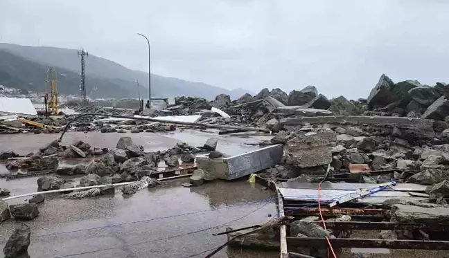 Yalova'da fırtına sonucu balıkçı barınağında büyük hasar