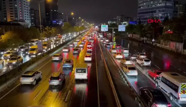 İstanbul'da Yağış Nedeniyle Trafik Yoğunluğu Oluştu