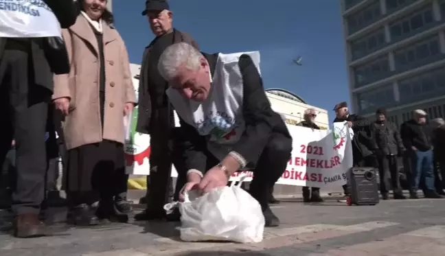 Emekliler, Maaşlarının Azlığını Ödeyemedikleri Faturalarını Yakarak Protesto Etti... 