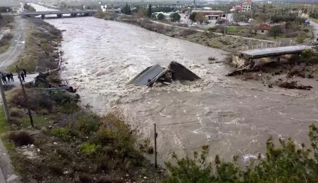 Balıkesir'de Zeytinli Köprüsü Tamamen Çöktü