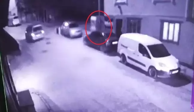 Fırtına insanları, motosikleti ve giysi dolabını böyle uçurdu