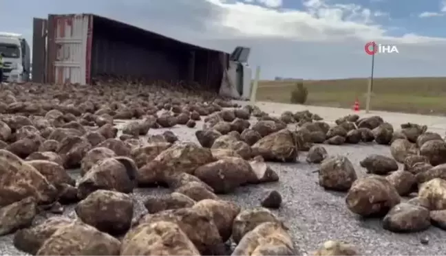 Afyonkarahisar'da Şeker Pancarı Yüklü Tır Devrildi