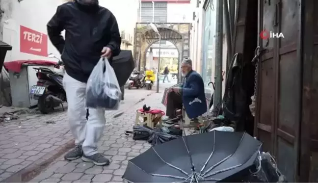 94 yaşındaki şemsiye tamircisinin başında kuyruk oluyorlar