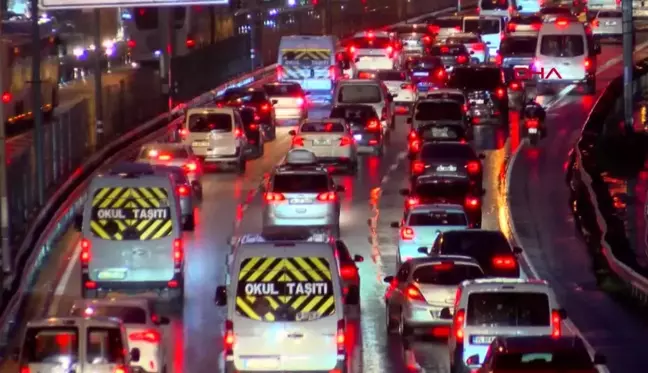 İstanbul'da Yağışlı Hava Trafikte Yoğunluğa Neden Oldu