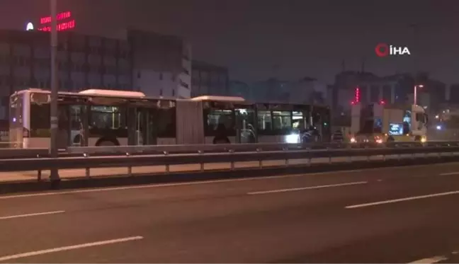 Okmeydanı'nda metrobüs reklam panosuna çarptı: 1 yaralı