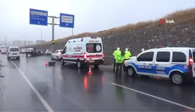 Şanlıurfa'da yağmur nedeniyle kayan otomobil trafik levhasına çarparak takla attı