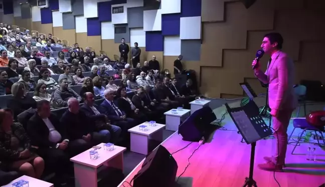 Mazlum Çimen, Yıldız Kenter Kültür ve Sanat Merkezi'nde konser verdi