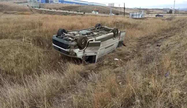 Çorum'da Lastiği Patlayan Minibüs Şarampole Devrildi