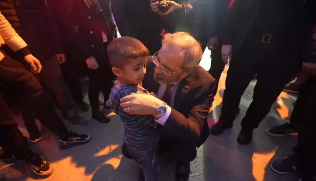 Tarsus Belediye Başkanı Dr. Haluk Bozdoğan, mahalle ziyaretleri sırasında çocuğa ilk müdahaleyi yaptı