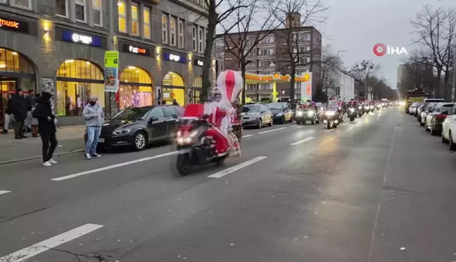 Berlin'de Motosikletli Noel Babalar Sosyal Sorumluluk Turu Düzenledi