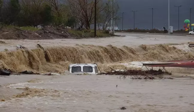 Dereler taştı, yollar kapandı, seferler iptal! İstanbul'u da etkisi altına alan sağanak 38 saat boyunca sürecek