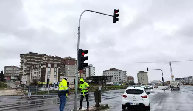 Tekirdağ'da şiddetli rüzgar trafik ışıklarını ters çevirdi