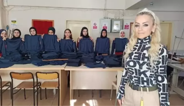 İskenderun Meslek Lisesi Öğrencileri Depremzedeler İçin Eşofman Takımı Dikiyor