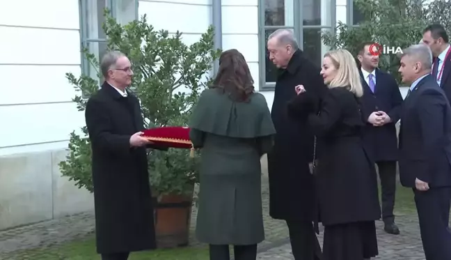 Cumhurbaşkanı Erdoğan, Budapeşte'de resmi törenle karşılandı