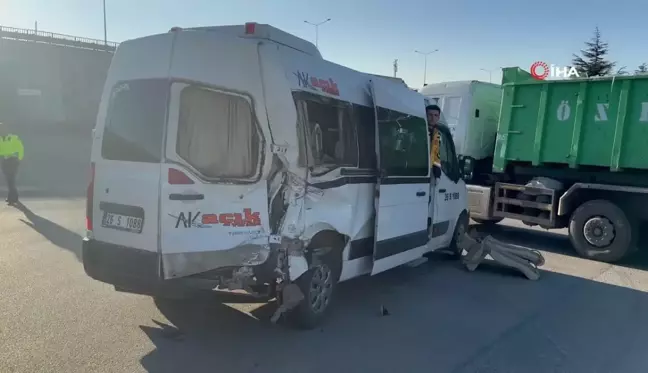 Eskişehir'de işçi servislerinin karıştığı kazada 10 kişi yaralandı