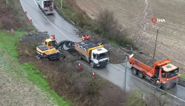 Arnavutköy'de yol çöktü