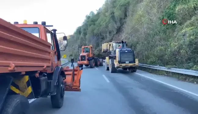 Artvin'de heyelan: Karayolu ulaşıma kapandı