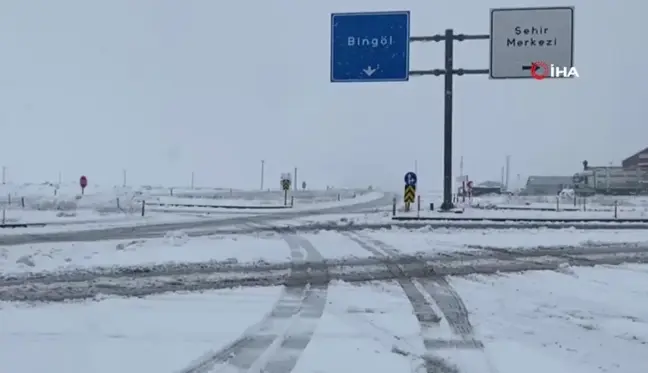 Karlıova'da beklenen kar yağdı, ilçe tamamen beyaza büründü