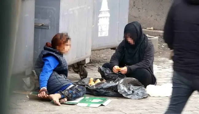 Karaköy'de çöpten yemek yeme numarasıyla duygu sömürüsü yapan dilenciler yakalandı