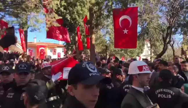 Pençe-Kilit Harekatı'nda şehit düşen Piyade Uzman Çavuş Mehmet Serinkan son yolculuğuna uğurlandı