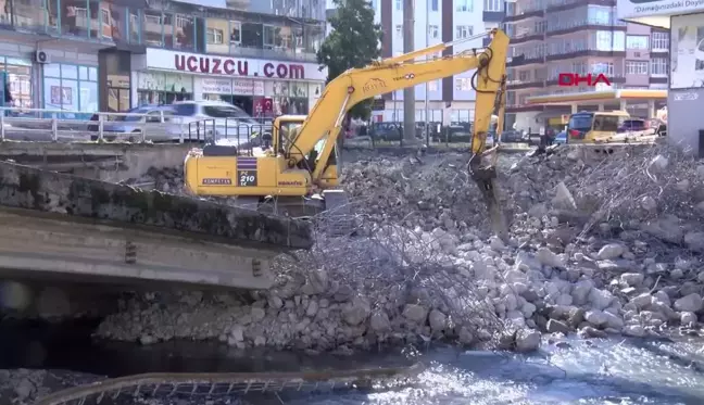 Rize'de selde zarar gören köprüler yıkılıyor