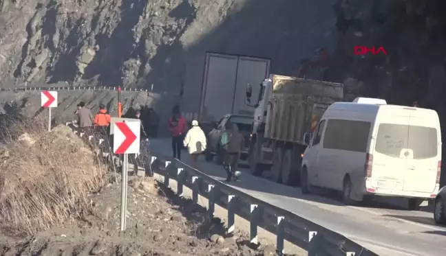 Hakkari-Van Kara Yolu Heyelan Sonrası Ulaşıma Açıldı