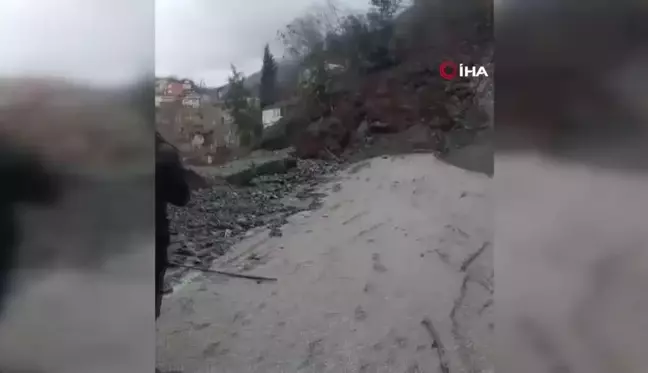 Şiddetli yağış sonrası toprak kayması: Kullanılmayan iki yayla evi zarar gördü