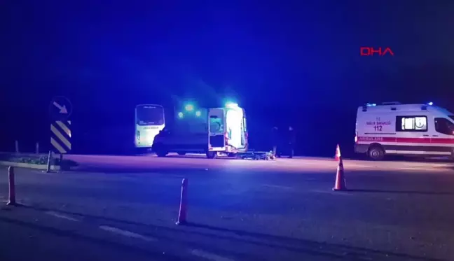 Lapseki'de midibüs ile otomobil çarpıştı: 1 ölü, 4 yaralı