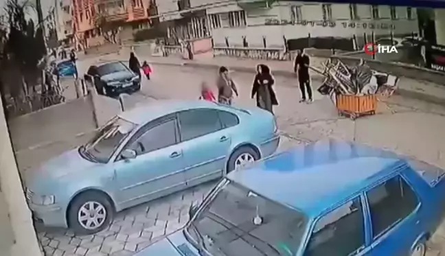 Hırsızların bina mazgallarını çaldığı anlar kamerada