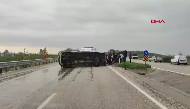 Kozan'da yağış nedeniyle yolcu minibüsü devrildi: 8 yaralı