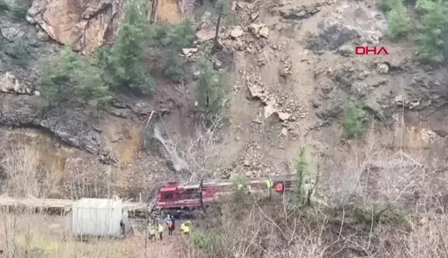 Zonguldak-Karabük arasında meydana gelen heyelan sonucu raydan çıkan yük treni tekrar demir yoluna indirildi