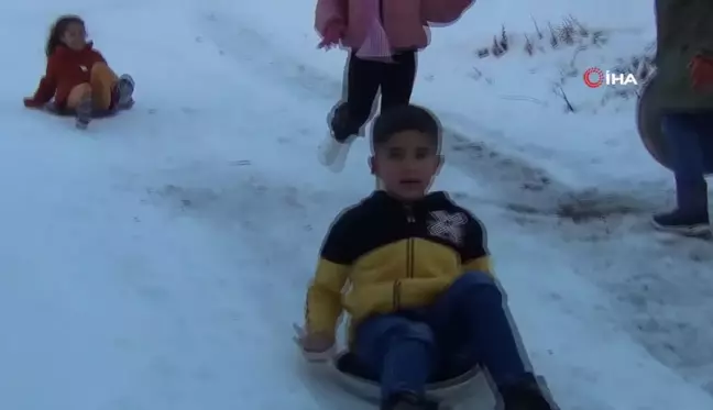 Şırnak'ta çocuklar leğen ve tepsilerle kayak yapmanın keyfini çıkardı