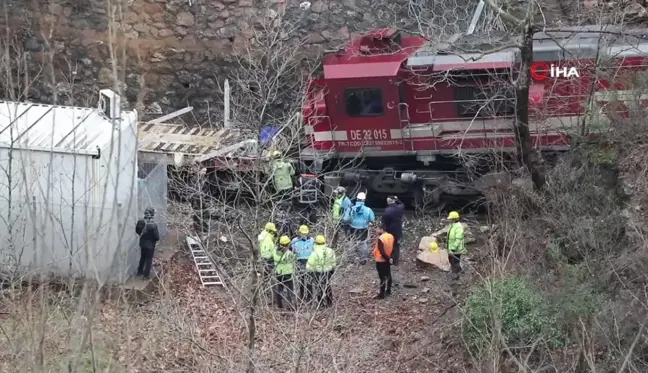 Demir yolunu kapatan kayalar ile raydan çıkan lokomotifi kaldırma çalışmaları sürüyor