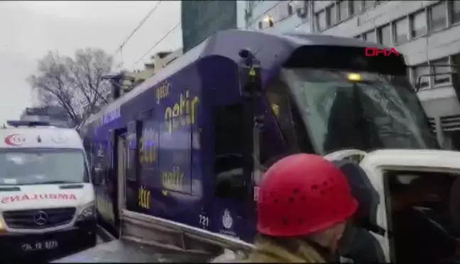 KARAKÖY'DE TRAMVAY KAMYONETE ÇARPTI: 1 YARALI