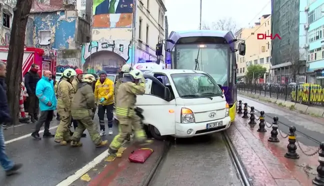 Karaköy'de Tramvay Kamyonete Çarptı