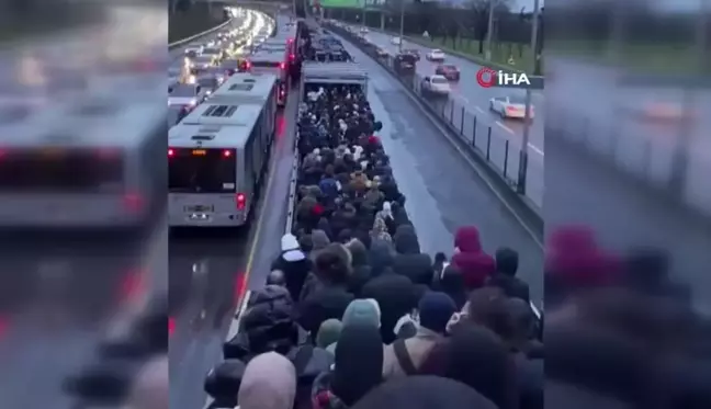 Altunizade metrobüs durağında insan seli