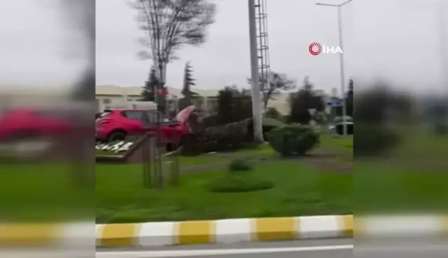 Kamyonet ile çarpışan otomobil dönel kavşağa uçtu