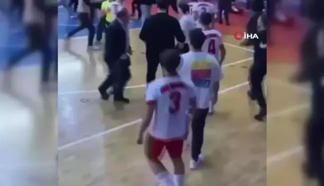 Futsal müsabakası, meydan kavgasına döndü... O anlar kamerada