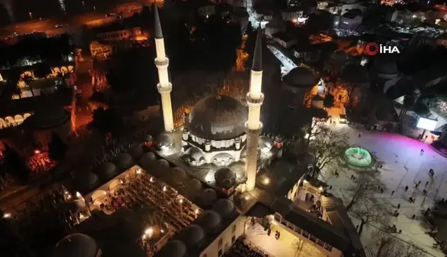 Regaip Kandili'nde Binlerce Vatandaş Eyüp Sultan Camii'ne Akın Etti