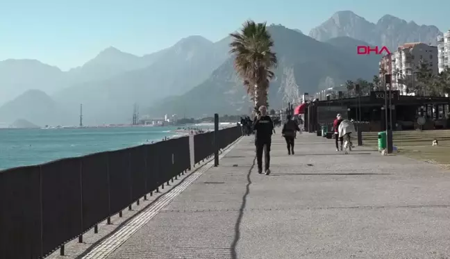 Antalya'da Ocak Ayında Denize Girenler