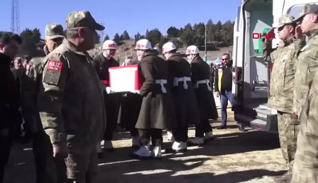 PENÇE Kilit Harekatı'nda şehit olan Piyade Sözleşmeli Er Emrullah Gülmez toprağa verildi