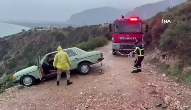 Uçurumdan yuvarlanmaya ramak kala durmayı başaran otomobili itfaiye ekipleri kurtardı