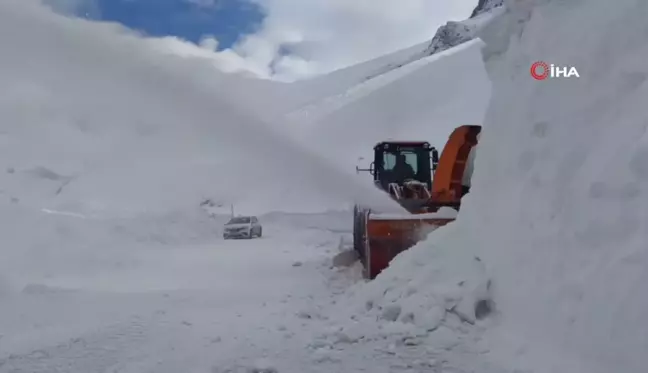 Van-Bahçesaray Karabet Geçidi'nde kar kalınlığı 2 metre 64 santimetreye ulaştı