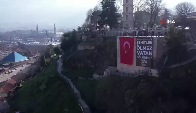 Bursa'da Şehitler İçin Türk Bayrağı ve Pankart Asıldı