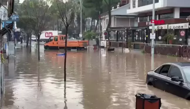 İzmir Dikili'de Sağanak Nedeniyle Dere Taştı, Yollar Su İle Kaplandı